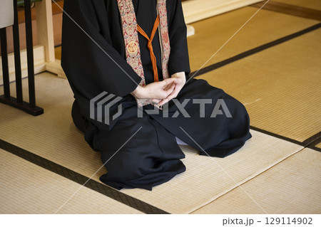 お寺で貴重な法話を聞く 129114902