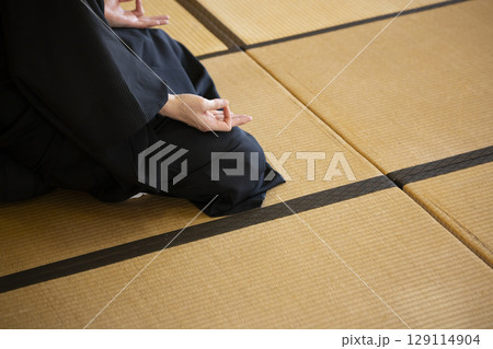 お寺で貴重な法話を聞く 129114904