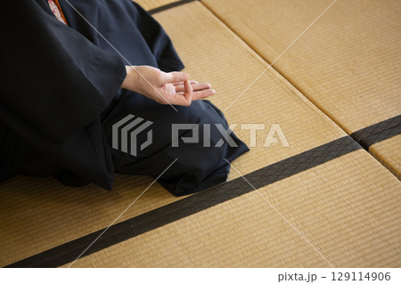 お寺で貴重な法話を聞く 129114906