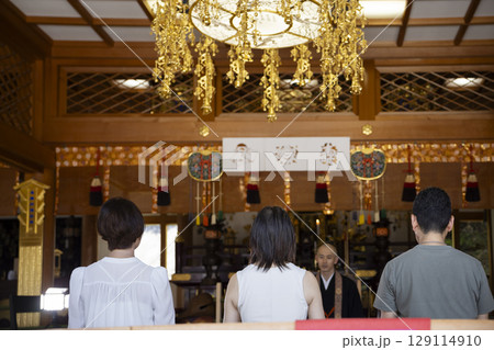 坐禅体験をする男女 129114910