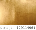 金色の和紙素材。お正月やお歳暮で使えそうな高級感のある金箔の背景素材。 129114961