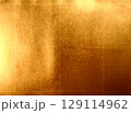 金色の和紙素材。お正月やお歳暮で使えそうな高級感のある金箔の背景素材。 129114962