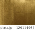 金色の和紙素材。お正月やお歳暮で使えそうな高級感のある金箔の背景素材。 129114964