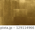 金色の和紙素材。お正月やお歳暮で使えそうな高級感のある金箔の背景素材。 129114966