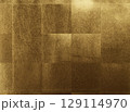 金色の和紙素材。お正月やお歳暮で使えそうな高級感のある金箔の背景素材。 129114970