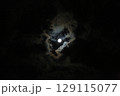 夜空に輝く月と照らされる雲 129115077