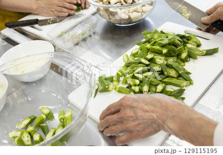 野菜たっぷりの料理を作る 129115195