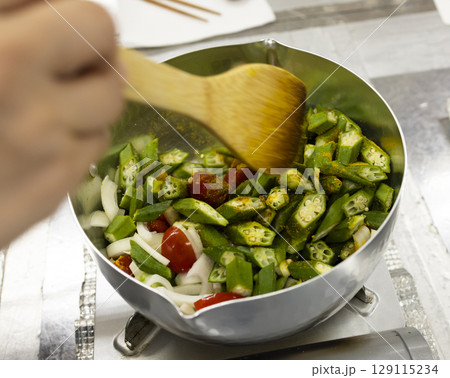 野菜たっぷりのスパイス料理を作る 129115234