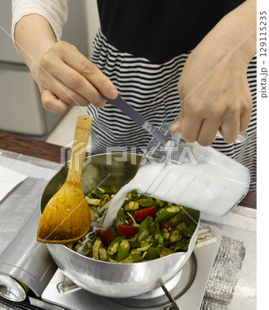 野菜たっぷりのスパイス料理を作る 129115235