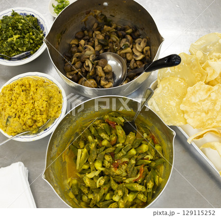 お皿に持ったスリランカ料理 129115252