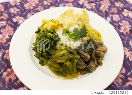 お皿に持ったスリランカ料理 129115253