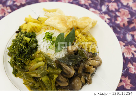 お皿に持ったスリランカ料理 129115254