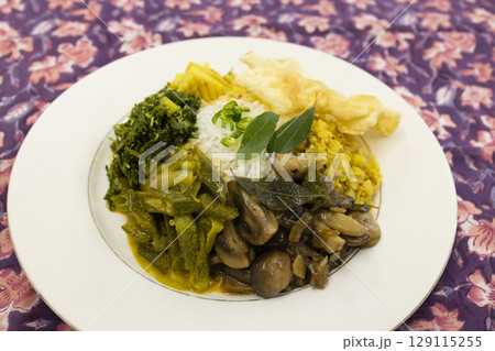 お皿に持ったスリランカ料理 129115255