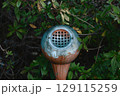 庭先に置かれた味のある灰皿 129115259