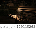 夜の公園のベンチ 129115262