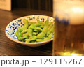 居酒屋で楽しむ枝豆とビール 129115267