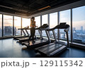 都会のジムで走る女性 129115342