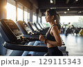 ジムでワークアウトする女性 129115343