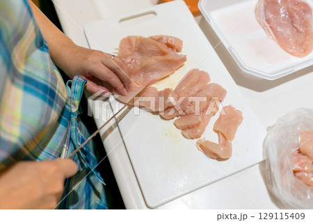 鶏むね肉を切る主婦 鶏むね肉を切る主婦 129115409