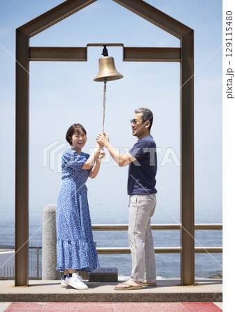 観光を楽しむ仲良し夫婦 観光を楽しむ仲良し夫婦 129115480