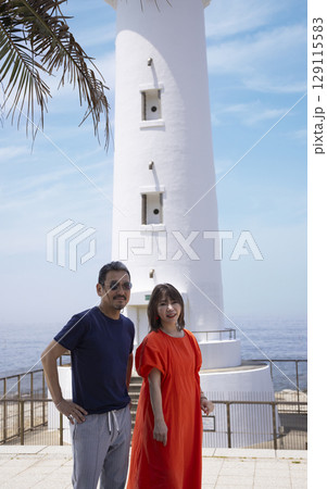 観光を楽しむ仲良し夫婦 129115583