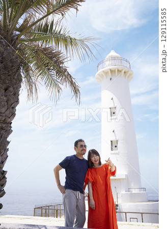 観光を楽しむ仲良し夫婦 129115585