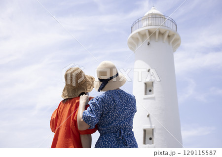 観光を楽しむ女子旅 129115587