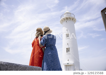観光を楽しむ女子旅 129115588