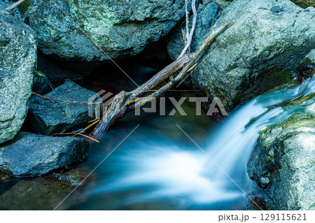 滝の流れ 129115621