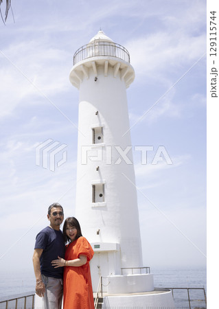 観光を楽しむ仲良し夫婦 129115744