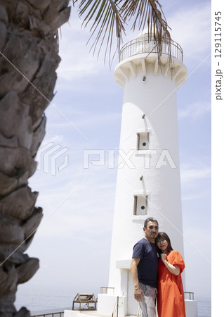 観光を楽しむ仲良し夫婦 観光を楽しむ仲良し夫婦 129115745