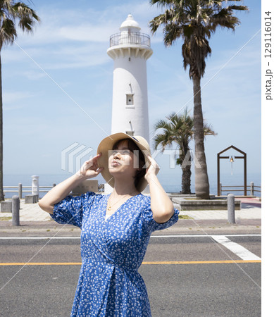 旅行を楽しむ女性 129116014