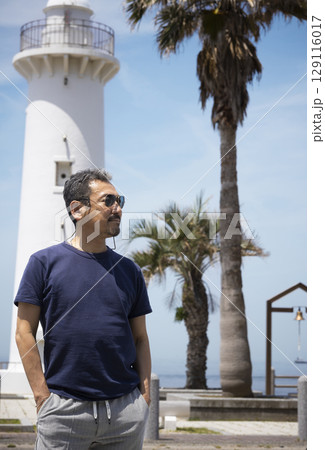 国内旅行を楽しむかっこいいミドル男性 129116017