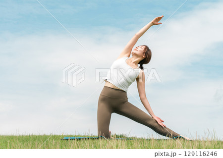 草原の中でヨガ・ストレッチ・ピラティス・ボディケアをする女性(ヘルスケア・ダイエット・健康維持) 草原の中でヨガ・ストレッチ・ピラティス・ボディケアをする女性(ヘルスケア・ダイエット・健康維持) 129116246