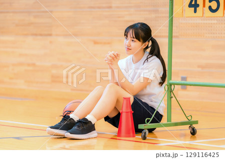 学校の部活,バスケ部の応援をする生徒の女の子,体育祭,クラスマッチ,大会,試合 129116425