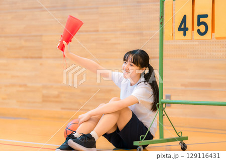 学校の部活,バスケ部の応援をする生徒の女の子,体育祭,クラスマッチ,大会,試合 129116431