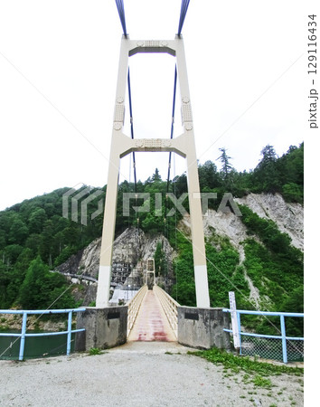 黒部湖のかんぱ谷橋（富山県立山町） 129116434