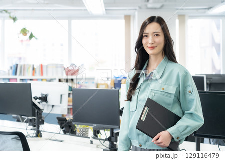 オフィスで仕事をする若い女性エンジニア オフィスで仕事をする若い女性エンジニア 129116479