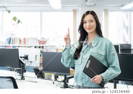 オフィスで仕事をする若い女性エンジニア オフィスで仕事をする若い女性エンジニア 129116480