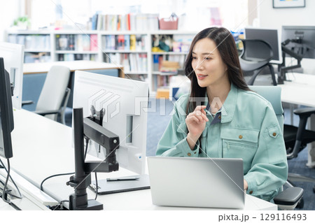 オフィスで仕事をする若い女性エンジニア 129116493
