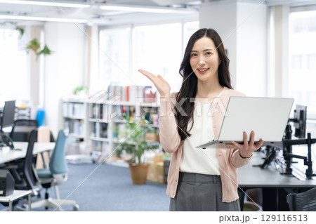 オフィスカジュアルの若い女性エンジニア オフィスカジュアルの若い女性エンジニア 129116513