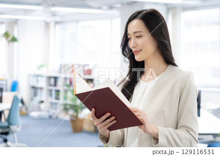 オフィスで仕事をする若いビジネスウーマン 129116531