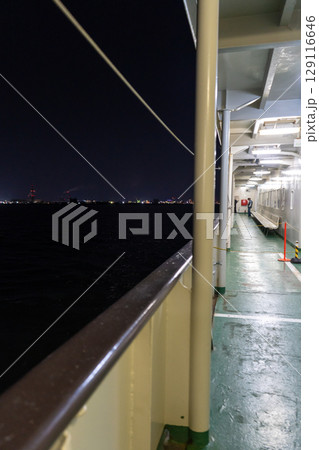 新潟県新潟市　新潟港に向かう佐渡汽船カーフェリーからの景色 129116646