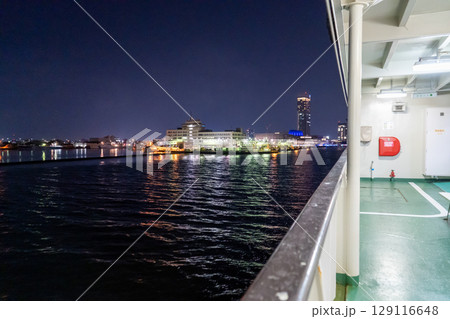 新潟県新潟市　新潟港に向かう佐渡汽船カーフェリーからの景色 129116648