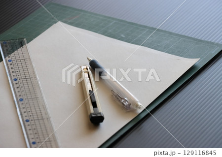 カッターナイフと定規　ペーパークラフトの工作道具 129116845