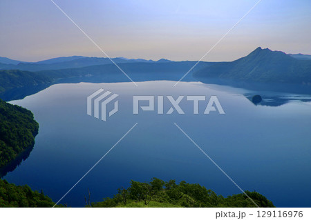 初夏の摩周湖・早朝（北海道・弟子屈町） 129116976