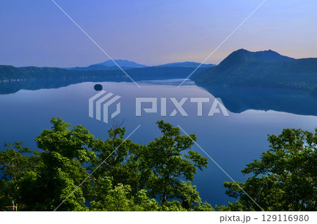 初夏の摩周湖・早朝（北海道・弟子屈町） 129116980