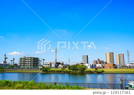 青空が広がる新中川越しのマンション群 129117161
