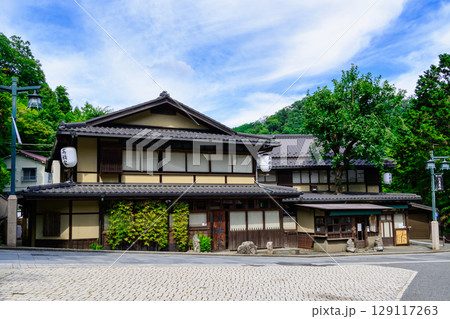 高尾山 清滝駅前広場 柿の木が屋根を貫く蕎麦屋 (高橋屋) 高尾山 清滝駅前広場 柿の木が屋根を貫く蕎麦屋 (高橋屋) 129117263