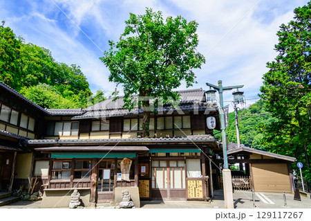 高尾山 清滝駅前広場 柿の木が屋根を貫く蕎麦屋 (高橋屋) 高尾山 清滝駅前広場 柿の木が屋根を貫く蕎麦屋 (高橋屋) 129117267